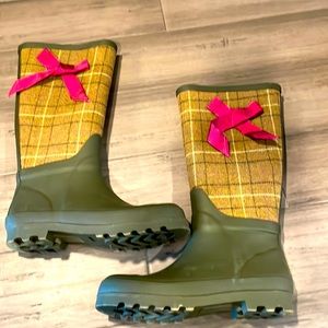 Women’s 8 rain boot galoshes rubber Green with pink ribbon